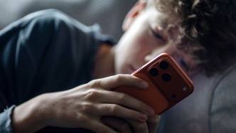 当更多国家的社媒管制思路向“数字禁酒令”偏移，保护孩子还是制造新风险？