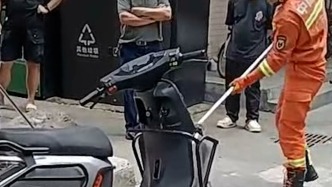 车主换电池，发现车里藏着“不速之客”！消防员拆车抓蛇