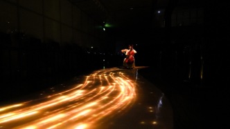 在图书馆“穿梭时空”？上图的读书日之夜太酷了