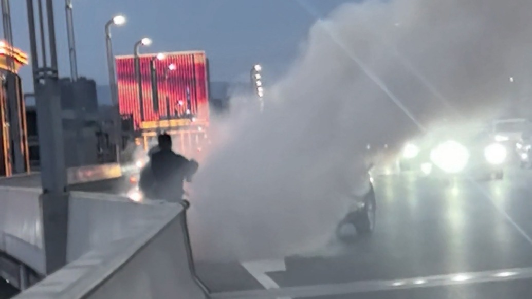 私家车起火，热心市民冲上前扑救，洒水车路过“强力压制”