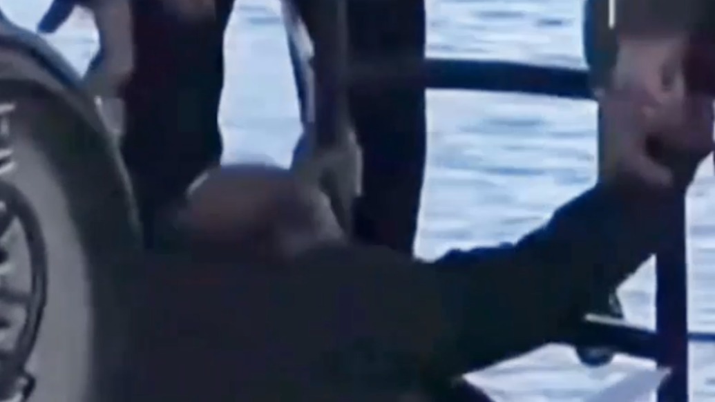 印度防长参观德国潜艇，下舱时被舱门卡住！周围人齐上阵帮忙