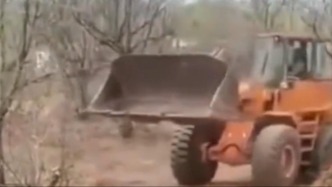 媒體：原村支書駕鏟車推土掩埋村民，官方回應稱其已被刑拘