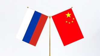 董军同俄罗斯国防部长举行会谈，就国际地区形势等深入交换意见