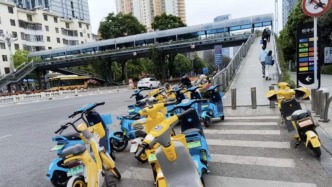 昆明大量共享电单车长期挤占人行步道，城管多次约谈运营企业