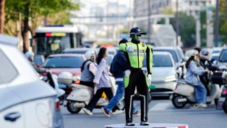 人形机器人除了表演还能干什么？交管机器人已经走进路口