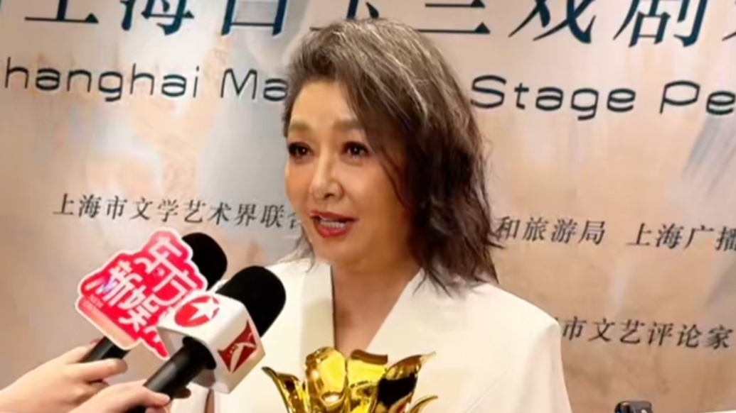 江珊获白玉兰戏剧奖主角奖：这朵白玉兰，今天终于对视了