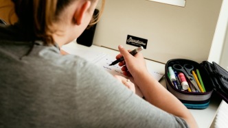 研究發(fā)現(xiàn)：越努力不一定越幸運(yùn)，但會(huì)讓人更快樂(lè)