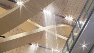 昆明长水国际机场通报“航站楼漏水”：排水系统被冰雹堵塞，目前积水区域已清理完成