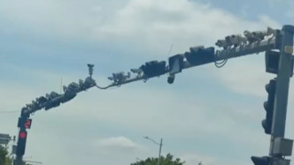 青岛城阳警方就“一道路立杆安装多部监控设备”致歉