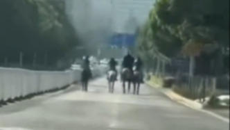 6人在昆明一處主干道騎馬拍廣告，組織者被處以罰款五百元