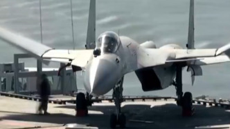 成功驱离！歼15挂弹起飞硬刚外军航母编队滋扰