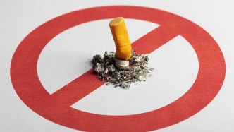 深圳公交站台吸烟男子被罚款！公共场合控烟，不该让普通人去“硬碰硬”