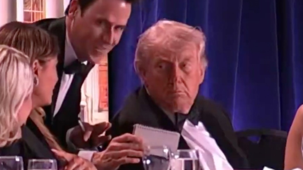 白宫记者晚宴现场疑似枪响：特朗普被架起带离，鲁比奥蹲下躲避