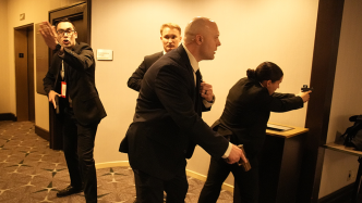 白宫记协晚宴安全事件嫌疑人身份确认，其持霰弹枪试图突破安保