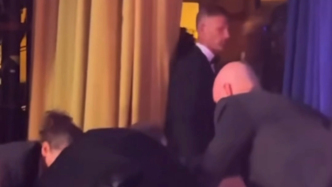 晚宴现场枪击细节曝光：特朗普撤离时跌倒，万斯被一把带走