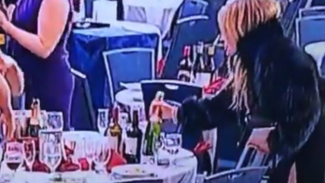 简直尴尬！特朗普踉跄逃离枪击现场，竟还有人还在一旁偷酒