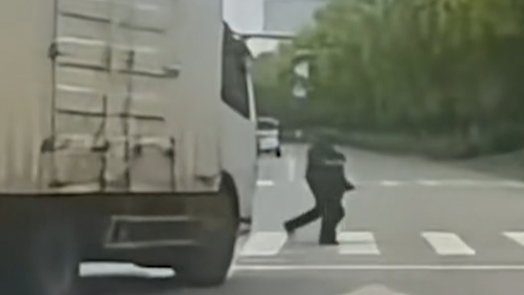 免于处罚！为保护行人武汉货车司机打方向压实线提醒后车：下意识行为
