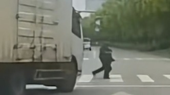免于处罚！为保护行人武汉货车司机打方向压实线提醒后车：下意识行为
