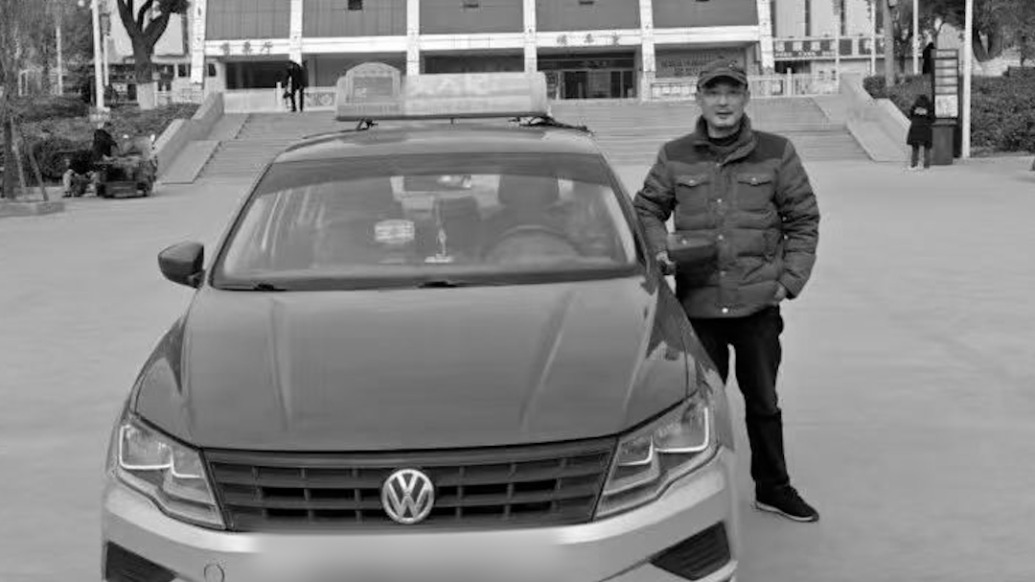 的哥跳进水库救轻生乘客后发病离世，50余辆出租车自发列队为他送行