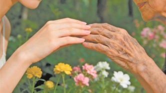 撥慢細胞發(fā)育“時鐘”逆轉(zhuǎn)衰老，部分重編程技術(shù)人體臨床試驗即將開啟