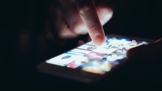 人民锐评：缉毒剧等正能量题材岂能用低俗广告博眼球