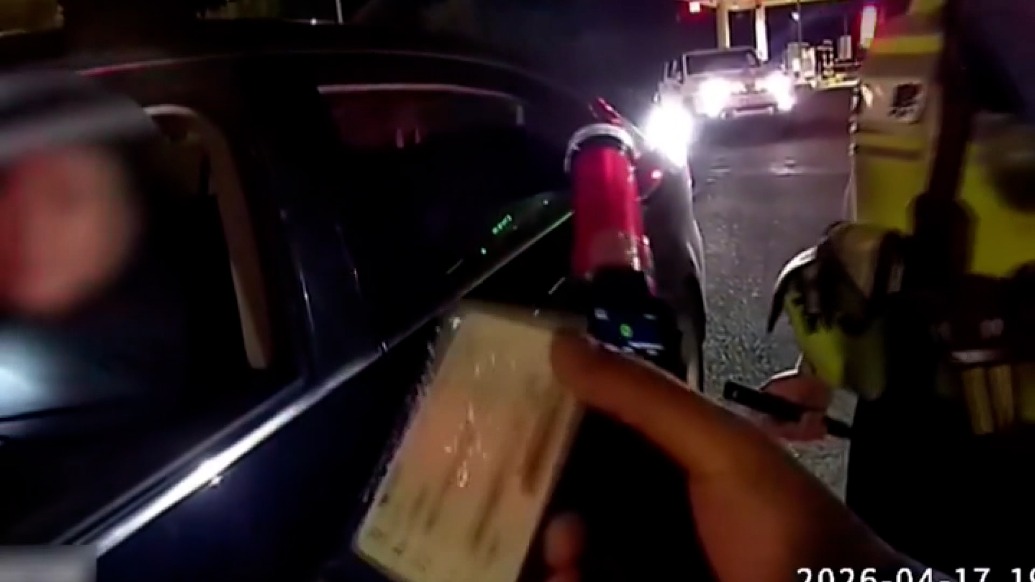 驾照吊销8年未考，男子夜间驾车被查：我以为交警下班了