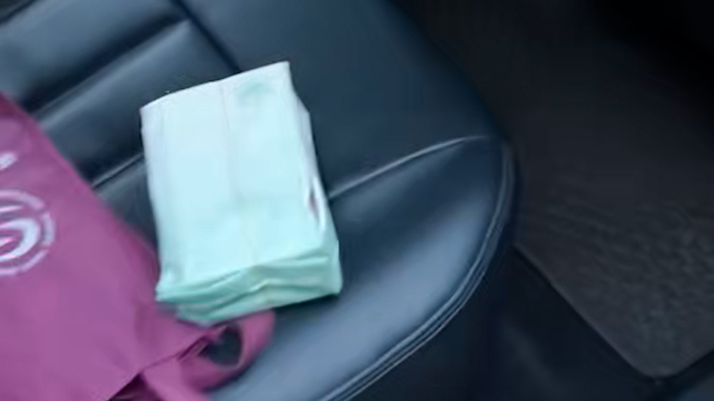 醉酒乘客在車上遺落四萬余萬現(xiàn)金，的哥報備公司悉數(shù)歸還