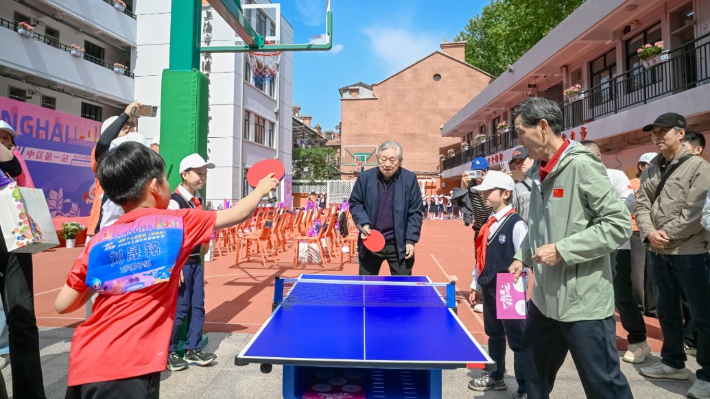 一所学校十余位世界冠军，乒乓球嘉年华校园组在巨一小学挥拍