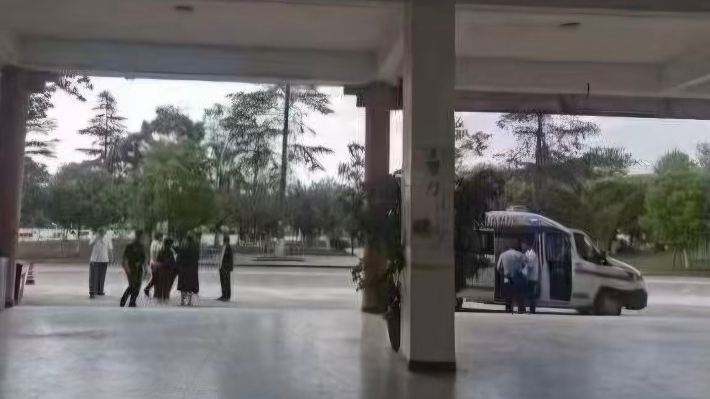 云南姚安县一中学老师坠楼，县教体局：生命体征平稳，已介入调查