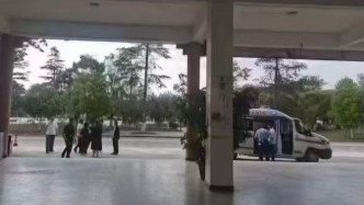 云南姚安县一中学老师坠楼，县教体局：生命体征平稳，已介入调查