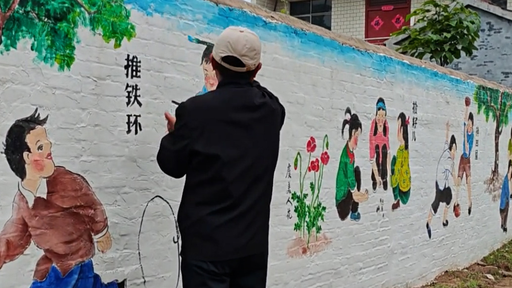 村里老墙变成“记忆馆”！“锦灰堆”非遗传承人创作200平米墙画村民围观