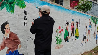 村里老墙变成“记忆馆”！“锦灰堆”非遗传承人创作200平米墙画村民围观