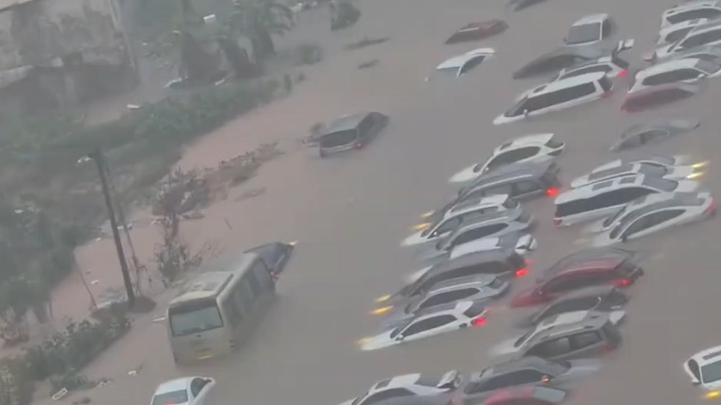 广西钦州城区遇近十年最强日降雨，市民：街道积水严重，有车辆被泡