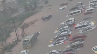 廣西欽州城區(qū)遇近十年最強(qiáng)日降雨，市民：街道積水嚴(yán)重，有車(chē)輛被泡