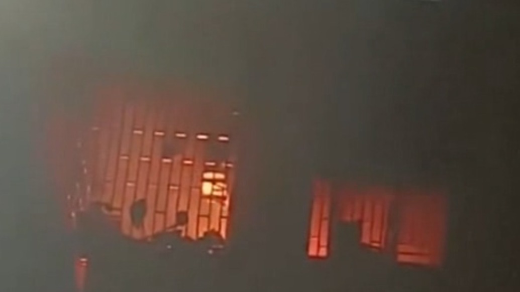 居民楼夜间突发火情，路过外卖小哥冲上楼逐户敲门提醒撤离