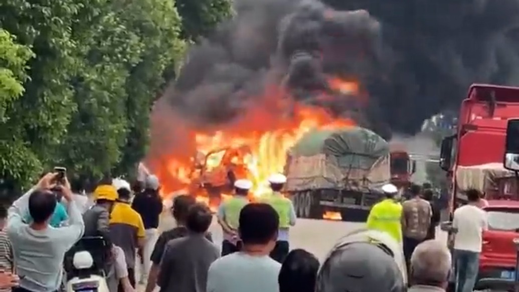 廣西柳州兩輛大貨車(chē)碰撞起火致1死1傷