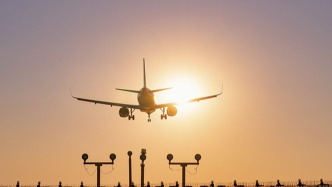 光明网评论员：“起诉航班提前起飞10分钟”，不妨较个真