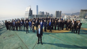 26岁贝托祺执掌港乐，马勒八“千人交响曲”开启乐团新时代