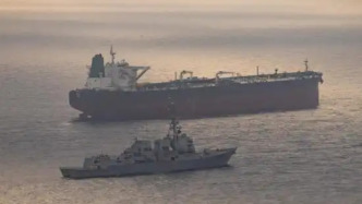 美驱逐舰拦截一艘驶往伊朗港口的油轮