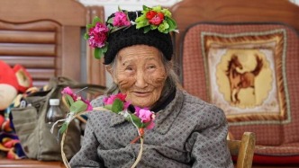 广西阳朔杨堤码头售卖花环老人无儿无女、生活孤苦？官方辟谣：内容不实
