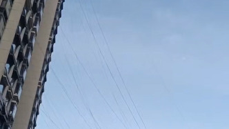 菏泽一小区居民飞线入户犹如蜘蛛网，街道办干部到场处理