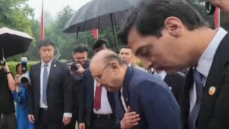 雨中向毛泽东同志铜像敬献花篮，巴基斯坦总统到访湖南韶山