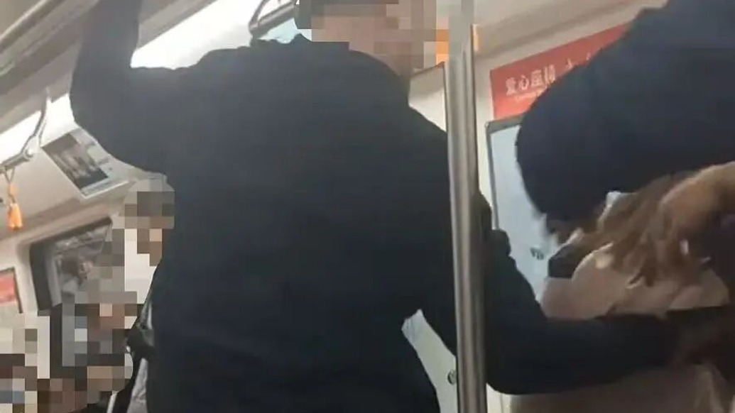 两老人为抢座脚踢一女子？沈阳地铁：警方介入，双方和解