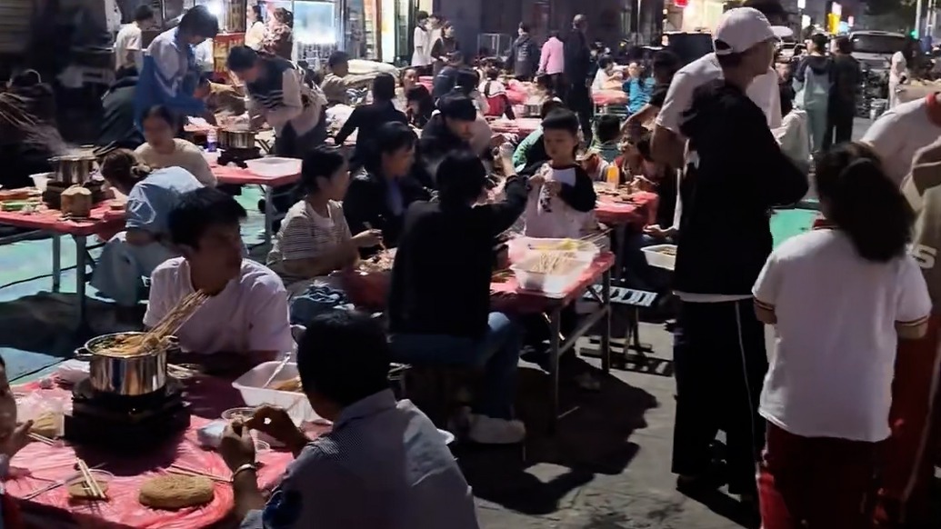 “攤主大喊不用結(jié)賬”還有后續(xù)：顧客變多了，還帶動(dòng)了周邊商戶生意
