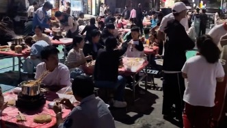 “攤主大喊不用結(jié)賬”還有后續(xù)：顧客變多了，還帶動(dòng)了周邊商戶生意
