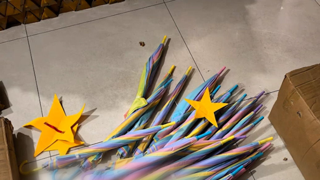 商家称雨伞演出后遭退货退款，学校：核实处置中  