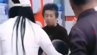媒體評(píng)銀行對(duì)活人“講規(guī)矩”對(duì)逝者“耍流氓”：如此雙標(biāo)太辣眼