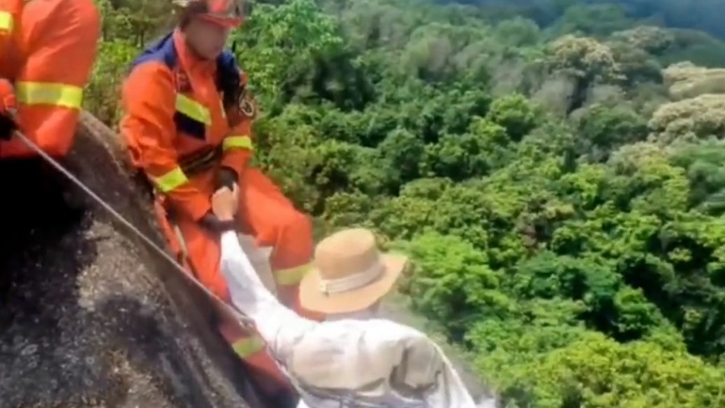 捡瓶子突发意外，男子从悬崖边滑落卡进石缝被消防员救出