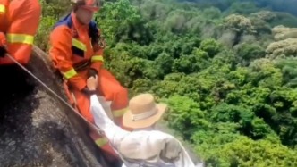 捡瓶子突发意外，男子从悬崖边滑落卡进石缝被消防员救出