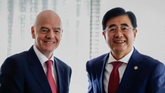 國(guó)際足聯(lián)主席因凡蒂諾曬與宋凱合影，肯定中國(guó)足球近期發(fā)展